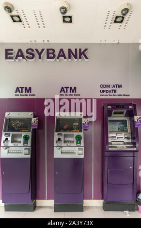 Chon Buri, Thaïlande - Mars 16, 2019 : Purple Easybank bornes ATM sous toiture sur Sukhumvit Road, la rue du marché. Banque D'Images