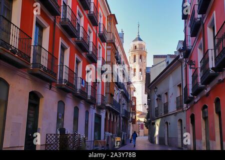 Calle Castelar de Valladolid con la Torre de la Iglesia del Salvador al fondo. Castilla y Leon, Espagne- Banque D'Images