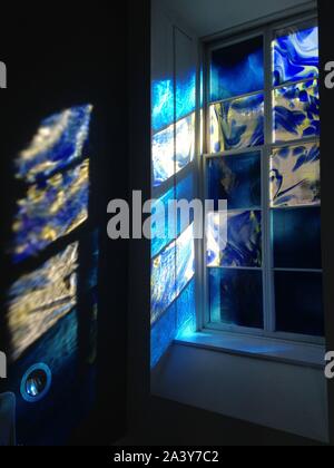 La lumière brille dans la fenêtre de la Galerie d'Art moderne (GOMA), Glasgow. Banque D'Images