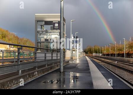 Ascenseur HANDICAPÉ ET ARC-EN-CIEL SUR LES PLATES-FORMES DE LA GARE DE L'AIGLE, Orne, FRANCE Banque D'Images