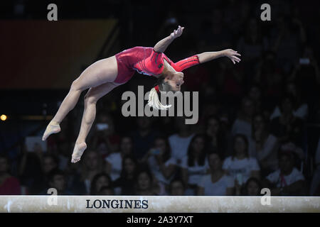 Stuttgart, Allemagne. 10 Oct, 2019. ELISABETH SEITZ fait concurrence à la poutre lors de la compétition tenue à l'Hanns-Martin-Schleyer-Halle à Stuttgart, Allemagne. Credit : Amy Sanderson/ZUMA/Alamy Fil Live News Banque D'Images