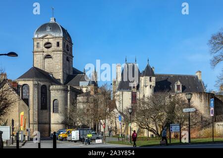 NOTRE-DAME D'ALENÇON BASILIQUE ET LA MAISON D'OZE (OFFICE DE TOURISME), ALENCON, Orne, FRANCE Banque D'Images