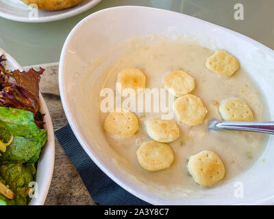 Soupe onctueuse aux fruits de mer dans un bol close up Banque D'Images