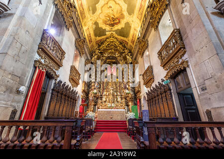 Porto, Portugal - 15 juillet 2019 : maître-autel à l'intérieur de l'église de la Vénérable Troisième Ordre de Nossa Senhora do Carmo (Igreja do Carmo, XVIII siècle) Banque D'Images