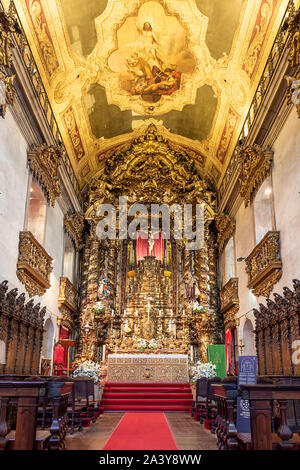 Porto, Portugal - 15 juillet 2019 : maître-autel à l'intérieur de l'église de la Vénérable Troisième Ordre de Nossa Senhora do Carmo (Igreja do Carmo, XVIII siècle) Banque D'Images