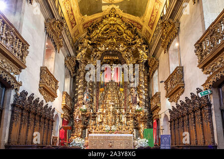 Porto, Portugal - 15 juillet 2019 : maître-autel à l'intérieur de l'église de la Vénérable Troisième Ordre de Nossa Senhora do Carmo (Igreja do Carmo, XVIII siècle) Banque D'Images