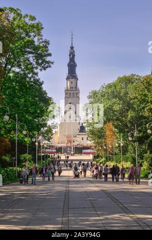 Czestochowa, Pologne - 15 septembre 2019 : Ruelle dans le centre de la ville avec vue sur le monastère de Jasna Gora à Czestochowa, Pologne. Banque D'Images