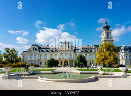 Beau château Festetics baroque à Keszthely Hongrie avec une fontaine dans le parc Banque D'Images