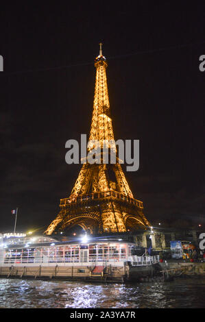 Tour Eiffel illuminée la nuit à Paris France prises à partir de la Sienne river Banque D'Images