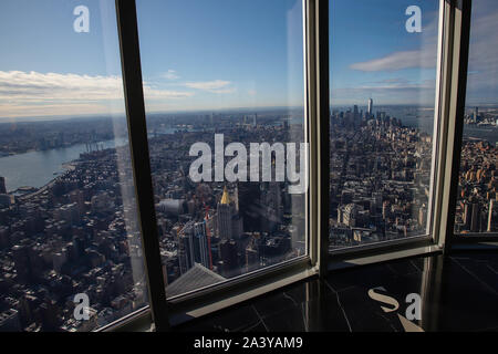 10 octobre 2019 - Vue de Manhattan de l'hôtel récemment rénové, le 102e étage de l'Observatoire de l'Empire State Building le 10 octobre 2019 dans la ville de New York. Ouverture au public le 12 octobre, le nouveau 102ème étage observatoire est à 500 mètres au-dessus du niveau de la rue et offre une vue à 360 degrés de la ville de New York. Credit : Vanessa Carvalho/ZUMA/Alamy Fil Live News Banque D'Images