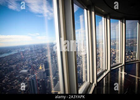 10 octobre 2019 - Vue de Manhattan de l'hôtel récemment rénové, le 102e étage de l'Observatoire de l'Empire State Building le 10 octobre 2019 dans la ville de New York. Ouverture au public le 12 octobre, le nouveau 102ème étage observatoire est à 500 mètres au-dessus du niveau de la rue et offre une vue à 360 degrés de la ville de New York. Credit : Vanessa Carvalho/ZUMA/Alamy Fil Live News Banque D'Images