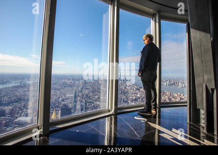 10 octobre 2019 - Vue de Manhattan de l'hôtel récemment rénové, le 102e étage de l'Observatoire de l'Empire State Building le 10 octobre 2019 dans la ville de New York. Ouverture au public le 12 octobre, le nouveau 102ème étage observatoire est à 500 mètres au-dessus du niveau de la rue et offre une vue à 360 degrés de la ville de New York. Credit : Vanessa Carvalho/ZUMA/Alamy Fil Live News Banque D'Images