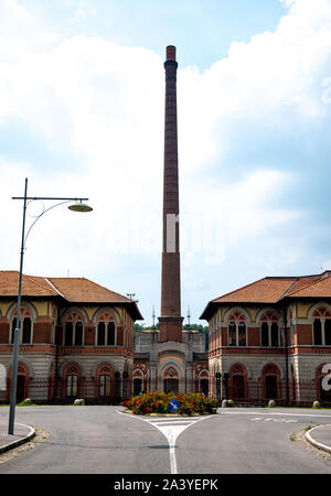 Vue sur l'entrée principale du moulin à coton de Crespi d'Adda, un magnifique site de l'UNESCO en Italie. Banque D'Images