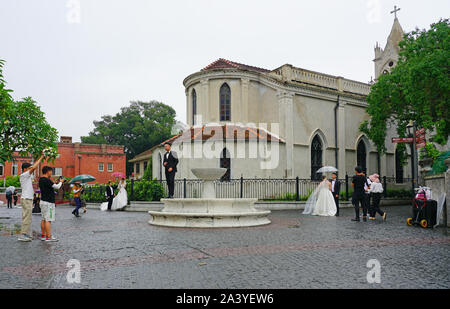 XIAMEN, CHINE -12 JUIN 2019- voir de jeunes mariés des couples prendre photos du mariage sous la pluie sur l'île de Gulangyu, une île piétonne UNESCO World h Banque D'Images