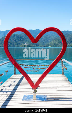 Cadre coeur sur la rive du lac de Bled, Bled, Slovénie, la région de la Haute-Carniole Banque D'Images