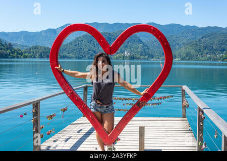 Cadre coeur à terre et le château de Bled, le lac de Bled, Bled, Slovénie, la région de la Haute-Carniole Banque D'Images
