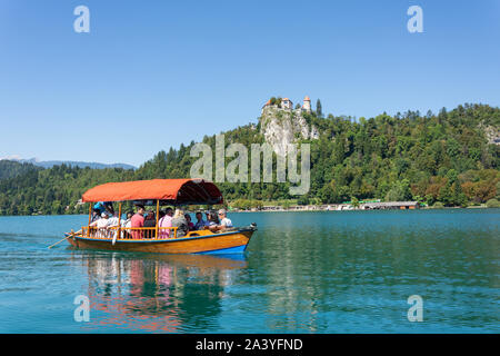 Boatand Pletna les traditionnels en bois Château de Bled, le lac de Bled, Bled, Slovénie, la région de la Haute-Carniole Banque D'Images