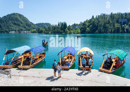 Pletna Les bateaux traditionnels en bois amarré sur l'île de Bled, le lac de Bled, Bled, Slovénie, la région de la Haute-Carniole Banque D'Images