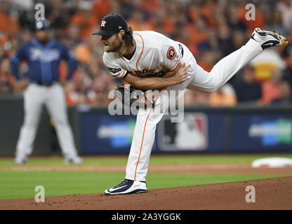 Houston, États-Unis. 10 Oct, 2019. Le lanceur partant des Houston Astros Gerrit Cole se jette contre les Rays de Tampa Bay au cours de l'ALDS cinq jeux au Minute Maid Park de Houston, Texas, le 10 octobre 2019. La série gagnant prendra sur New York Yankee dans l'American League Championship Series. Photo par Trask Smith/UPI UPI : Crédit/Alamy Live News Banque D'Images