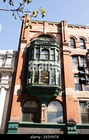 Une fenêtre sur l'avant du bâtiment, un lieu historique Hildreth structure commerciale au 45 rue Franklin à Lowell, Massachusetts, États-Unis. Banque D'Images