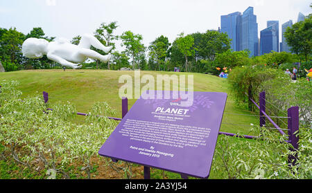 Août 2019 SINGAPOUR -25- vue sur les jardins de la baie et le Marina Bay Sands zone sur la baie face à Singapour. Banque D'Images