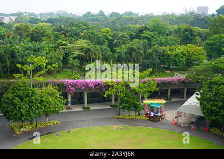 Août 2019 SINGAPOUR -25- vue sur les jardins de la baie et le Marina Bay Sands zone sur la baie face à Singapour. Banque D'Images