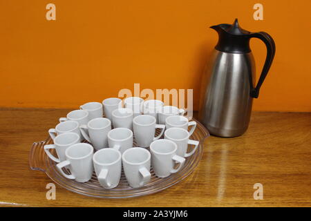 Tasses et verseuse de café sur une table Banque D'Images