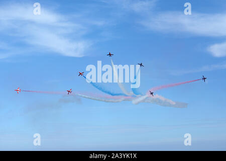 Les flèches rouges à Eastbourne's International Airshow, 2018. Sept des flèches d'effectuer la 'Pause' à l'aide de manœuvre Vixen rouge, blanc et bleu smoke Banque D'Images