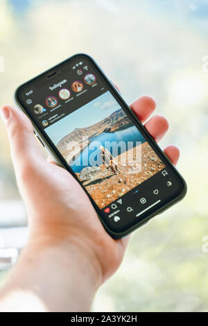 Bichkek, Kirghizistan - 8 octobre 2019 : l'iphone détient 11 en mode sombre avec l'app instagram ouverte. Banque D'Images