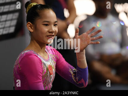 Stuttgart, Allemagne. 10 Oct, 2019. Xijing Tang de Chine réagit pendant le concours général de femmes de la finale 2019 FIG Championnats du monde de gymnastique artistique à Stuttgart, Allemagne, 10 octobre 2019. Crédit : Yang Lu/Xinhua/Alamy Live News Banque D'Images