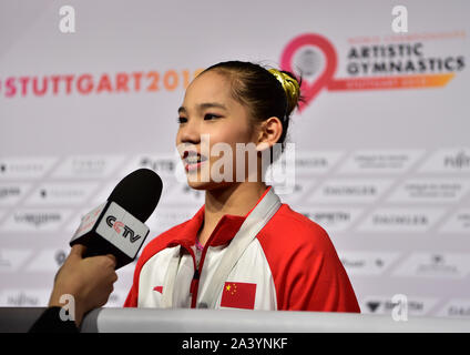 Stuttgart, Allemagne. 10 Oct, 2019. Xijing Tang de Chine reçoit une interview après le concours général femmes finale de la FIG 2019 Championnats du monde de gymnastique artistique à Stuttgart, Allemagne, 10 octobre 2019. Crédit : Yang Lu/Xinhua/Alamy Live News Banque D'Images