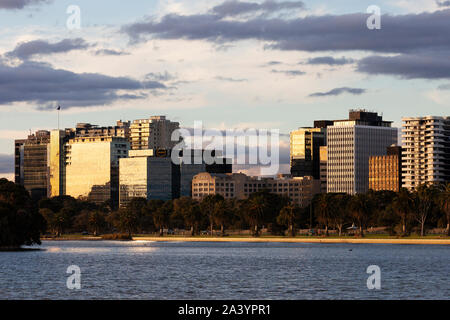 Coucher de soleil sur le centre-ville de Lac d'Albert Park l'architecture. Banque D'Images