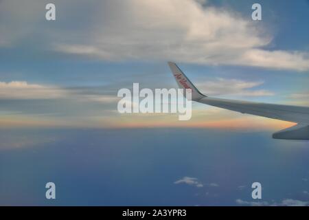 Air Vanuatu, décolle dans le coucher du soleil, à l'aéroport international de Bauerfield, Port Vila, Vanuatu Banque D'Images