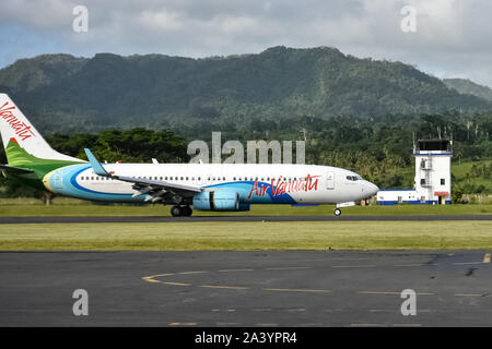 Air Vanuatu, Boeing 737-800, l'atterrissage à l'Aéroport International d'Bauerfild, Port Vila, Vanuatu Banque D'Images