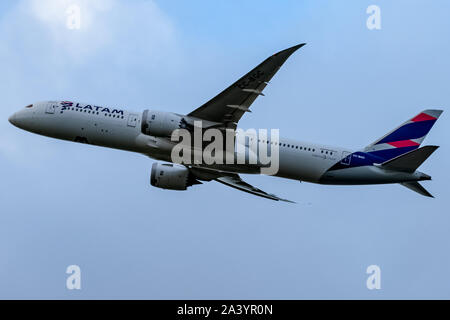 Compagnies aériennes Latam, Boeing 787, survolant la ville d'Auckland, Nouvelle-Zélande Banque D'Images