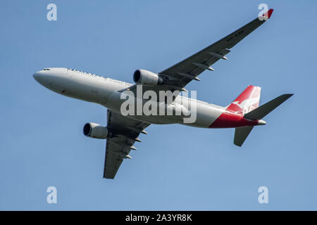 Qantas, Airbus A330, Vol au-dessus de la ville d'Auckland, Nouvelle-Zélande Banque D'Images