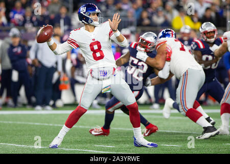 Foxborough, United States. 10 Oct, 2019. New York Giants quarterback Daniel Jones (8) jette une passe au deuxième trimestre contre les New England Patriots au Stade Gillette à Foxborough, Massachusetts le jeudi 10 octobre, 2019. Photo de Matthew Healey/UPI UPI : Crédit/Alamy Live News Banque D'Images