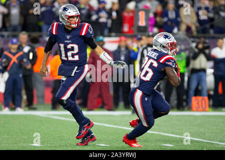 Foxborough, United States. 10 Oct, 2019. New England Patriots quarterback Tom Brady (12) mains le ballon à utiliser de nouveau Michel (26) Sony au premier trimestre au Stade Gillette à Foxborough, Massachusetts le jeudi 10 octobre, 2019. Photo de Matthew Healey/UPI UPI : Crédit/Alamy Live News Banque D'Images
