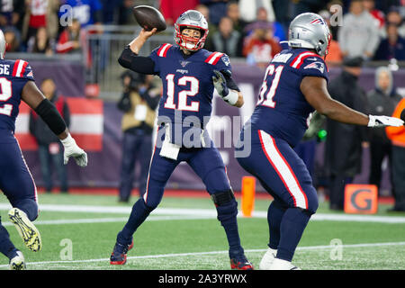 Foxborough, United States. 10 Oct, 2019. New England Patriots quarterback Tom Brady (12) faux une note au premier trimestre contre les Giants de New York au Stade Gillette à Foxborough, Massachusetts le jeudi 10 octobre, 2019. Photo de Matthew Healey/UPI UPI : Crédit/Alamy Live News Banque D'Images