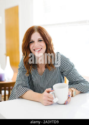 Smiling woman holding Coffee cup Banque D'Images