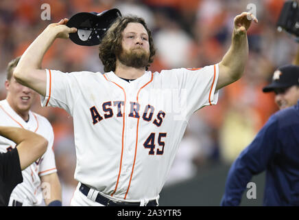 Houston, États-Unis. 10 Oct, 2019. Le lanceur partant des Houston Astros Gerrit Cole (R) célèbre après avoir battu les Rays de Tampa Bay à l'ALDS cinq jeux au Minute Maid Park de Houston, Texas, le 10 octobre 2019. Les Astros devront faire face à la Nouvelle York Yankee dans l'American League Championship Series. Photo par Trask Smith/UPI UPI : Crédit/Alamy Live News Banque D'Images