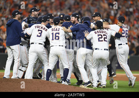 Houston, États-Unis. 10 Oct, 2019. Astros de Houston célébrer après avoir battu les Rays de Tampa Bay à l'ALDS cinq jeux au Minute Maid Park de Houston, Texas, le 10 octobre 2019. Les Astros devront faire face à la Nouvelle York Yankee dans l'American League Championship Series. Photo par Trask Smith/UPI UPI : Crédit/Alamy Live News Banque D'Images