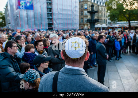 Cologne, Allemagne. 10 Oct, 2019. Un homme portant une kippa assiste à la manifestation.Après deux personnes ont été tuées par un homme armé qui tente d'entrer dans une synagogue de la ville est-allemande de Halle, un rassemblement a lieu à Cologne. Des centaines de personnes se sont réunies autour de la cathédrale de Cologne pour montrer leur soutien en solidarité avec la communauté de Juifs à Halle et partout. Le rassemblement a été organisé par les deux partis politiques de l'Allemagne et Deutsch-Israelische Gesellschaft (DIG), un groupe de travail de l'Association fédérale de la société German-Israeli. Credit : SOPA/Alamy Images Limited Live News Banque D'Images