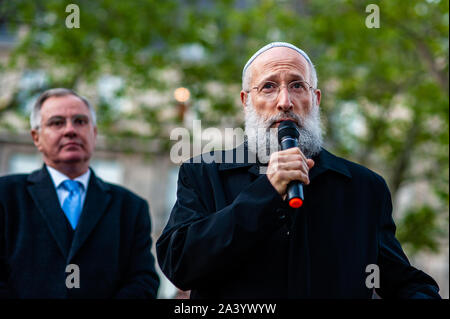 Cologne, Allemagne. 10 Oct, 2019. Un rabbin parle pendant un rassemblement.Après que deux personnes ont été tuées par un homme armé qui tente d'entrer dans une synagogue de la ville est-allemande de Halle, un rassemblement a lieu à Cologne. Des centaines de personnes se sont réunies autour de la cathédrale de Cologne pour montrer leur soutien en solidarité avec la communauté de Juifs à Halle et partout. Le rassemblement a été organisé par les deux partis politiques de l'Allemagne et Deutsch-Israelische Gesellschaft (DIG), un groupe de travail de l'Association fédérale de la société German-Israeli. Credit : SOPA/Alamy Images Limited Live News Banque D'Images