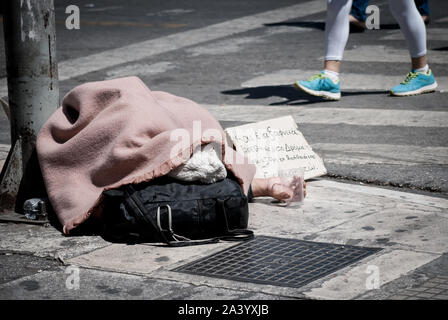 Athènes, Grèce. 10 Oct, 2019. Une personne sans-abri vu dormir sur le trottoir.monde Jour de sans-abri est née de discussions entre les travailleurs humanitaires à travers le monde, qui étaient tous d'aider les sans-abri dans leur propre pays. Credit : SOPA/Alamy Images Limited Live News Banque D'Images