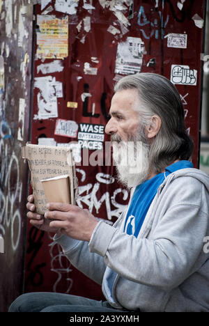 Athènes, Grèce. 10 Oct, 2019. Une personne sans-abri est assis sur le trottoir.monde Jour de sans-abri est née de discussions entre les travailleurs humanitaires à travers le monde, qui étaient tous d'aider les sans-abri dans leur propre pays. Credit : SOPA/Alamy Images Limited Live News Banque D'Images