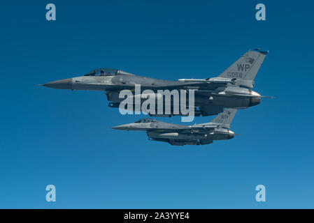 Deux F-16C Fighting Falcon à partir de la 8e Escadre de chasse, Kunsan Air Base, République de Corée, de voler pendant un exercice de formation le 4 octobre 2019. Dans un rôle de combat aérien, la manoeuvrabilité du F-16C et rayon de combat supérieure à celle de tous les chasseurs de menace potentielle. Il peut localiser des cibles dans toutes les conditions météorologiques et de détecter les aéronefs volant à basse altitude dans l'encombrement du radar. (U.S. Photo de l'Armée de l'air par la Haute Airman Matthieu Patrick Fougeyrollas) Banque D'Images