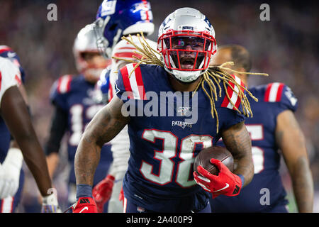 Foxborough, United States. 10 Oct, 2019. New England Patriots running back Brandon Bolden (38) les taxes dans la zone des buts sur une cour but au deuxième trimestre contre les Giants de New York au Stade Gillette à Foxborough, Massachusetts le jeudi 10 octobre, 2019. Les Patriotes défait les géants 35-14. Photo de Matthew Healey/UPI UPI : Crédit/Alamy Live News Banque D'Images