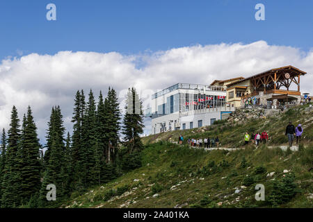 WHISTLER, CANADA - LE 25 AOÛT 2019 : télécabine Peak 2 Peak sur bâtiment haut de Whistler Blackcomb Mountain. Banque D'Images