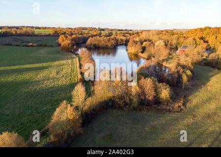 Vue aérienne, lac et forêt EN AUTOMNE LES COULEURS, RUGLES (27), FRANCE Banque D'Images